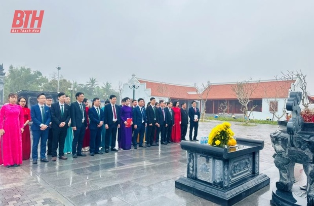Dâng hương tưởng niệm Chủ tịch Hồ Chí Minh và các giáo viên, học m88 the thao hy m88 the thao trên công trường đắp đê sông Mã