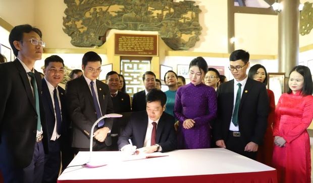 Dâng hương tưởng niệm Chủ tịch Hồ Chí Minh và các giáo viên, học m88 the thao hy m88 the thao trên công trường đắp đê sông Mã