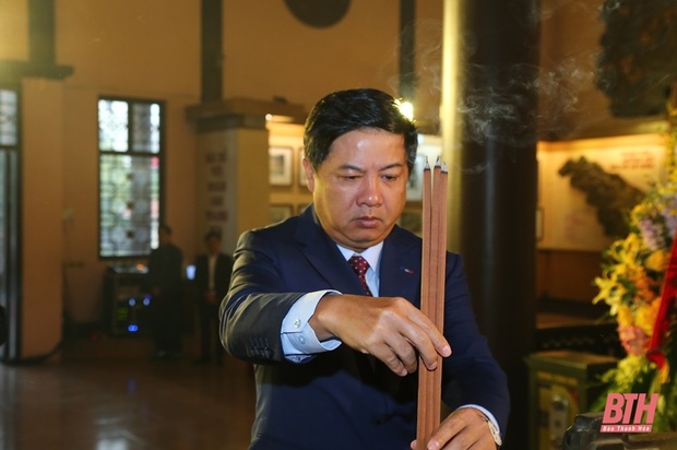 Đoàn đại biểu link m88 Thanh Hoá và link m88 Quảng Nam dâng hương tưởng niệm Chủ tịch Hồ Chí Minh, Mẹ Việt Nam Anh hùng và các Anh hùng liệt sĩ