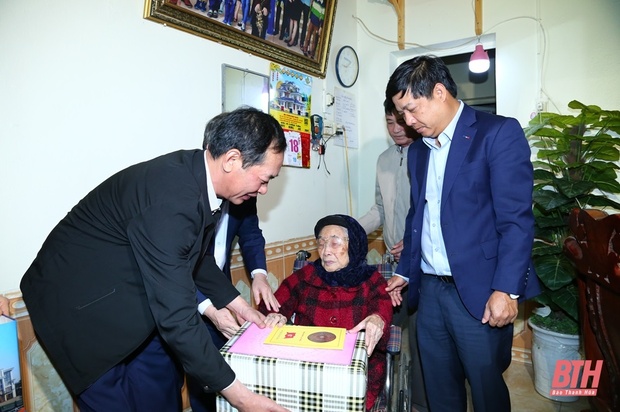 Đoàn đại biểu link m88 Thanh Hoá và link m88 Quảng Nam dâng hương tưởng niệm Chủ tịch Hồ Chí Minh, Mẹ Việt Nam Anh hùng và các Anh hùng liệt sĩ