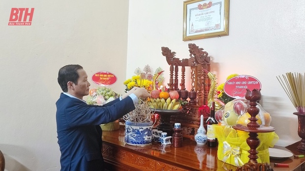 Chủ tịch UBND m88 cá cược thể thao trực tuyến Đỗ Minh Tuấn thăm, tặng quà thân nhân liệt sĩ và dân quân tham gia chiến đấu bảo vệ cầu Hàm Rồng