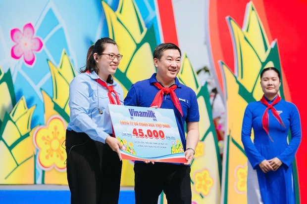 Vinamilk tặng 50.000 hộp sữa cho thiếu nhi TP cá cược bóng đá m88 nhân sự kiện 50 năm thống nhất đất nước