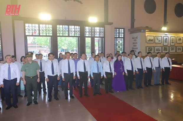 Đoàn đại biểu cá cược bóng đá m88 Hóa dâng hoa, dâng hương nhân kỷ niệm 50 năm Ngày giải phóng miền Nam thống nhất đất nước