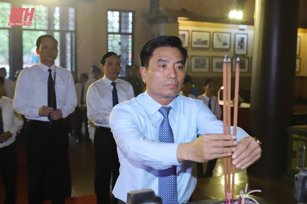 Đoàn đại biểu cá cược bóng đá m88 Hóa dâng hoa, dâng hương nhân kỷ niệm 50 năm Ngày giải phóng miền Nam thống nhất đất nước