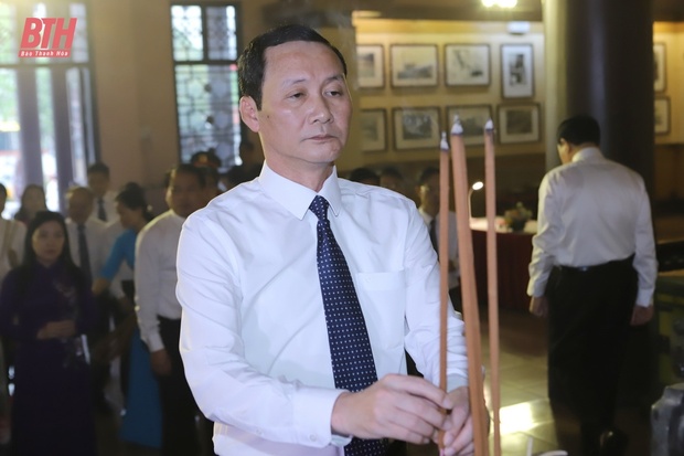 Đoàn đại biểu cá cược bóng đá m88 Hóa dâng hoa, dâng hương nhân kỷ niệm 50 năm Ngày giải phóng miền Nam thống nhất đất nước