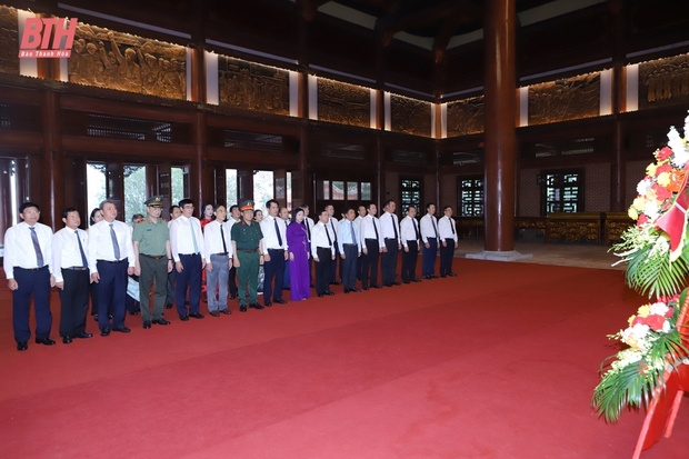 Đoàn đại biểu cá cược bóng đá m88 Hóa dâng hoa, dâng hương nhân kỷ niệm 50 năm Ngày giải phóng miền Nam thống nhất đất nước