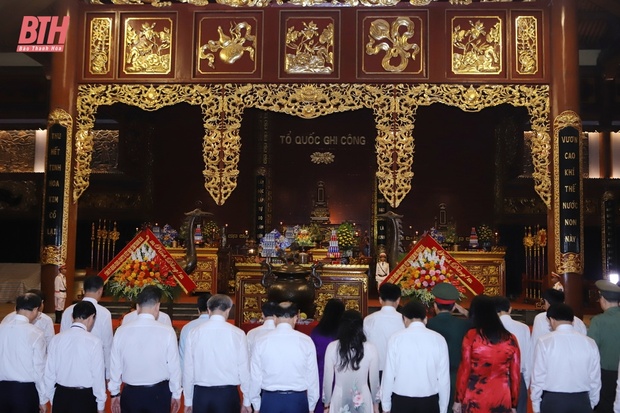 Đoàn đại biểu cá cược bóng đá m88 Hóa dâng hoa, dâng hương nhân kỷ niệm 50 năm Ngày giải phóng miền Nam thống nhất đất nước