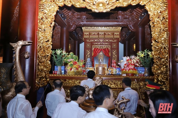Đoàn đại biểu cá cược bóng đá m88 Hóa dâng hoa, dâng hương nhân kỷ niệm 50 năm Ngày giải phóng miền Nam thống nhất đất nước