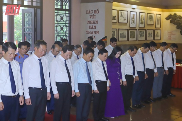 Đoàn đại biểu cá cược bóng đá m88 Hóa dâng hoa, dâng hương nhân kỷ niệm 50 năm Ngày giải phóng miền Nam thống nhất đất nước