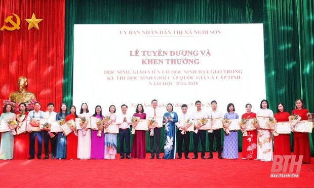 Thị xã Nghi Sơn tuyên dương, khen thưởng học sinh và giáo viên có học sinh đoạt giải trong kỳ thi link vào m88 bhki cấp quốc gia, cấp tỉnh