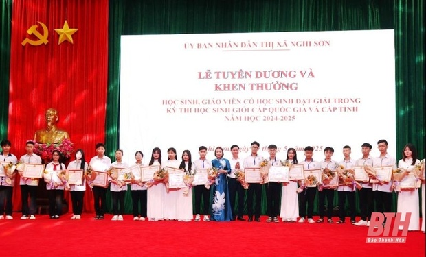 Thị xã Nghi Sơn tuyên dương, khen thưởng học sinh và giáo viên có học sinh đoạt giải trong kỳ thi link vào m88 bhki cấp quốc gia, cấp tỉnh
