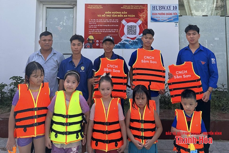 Sầm Sơn triển khai mô hình điểm hướng dẫn và hỗ trợ tắm biển m m88