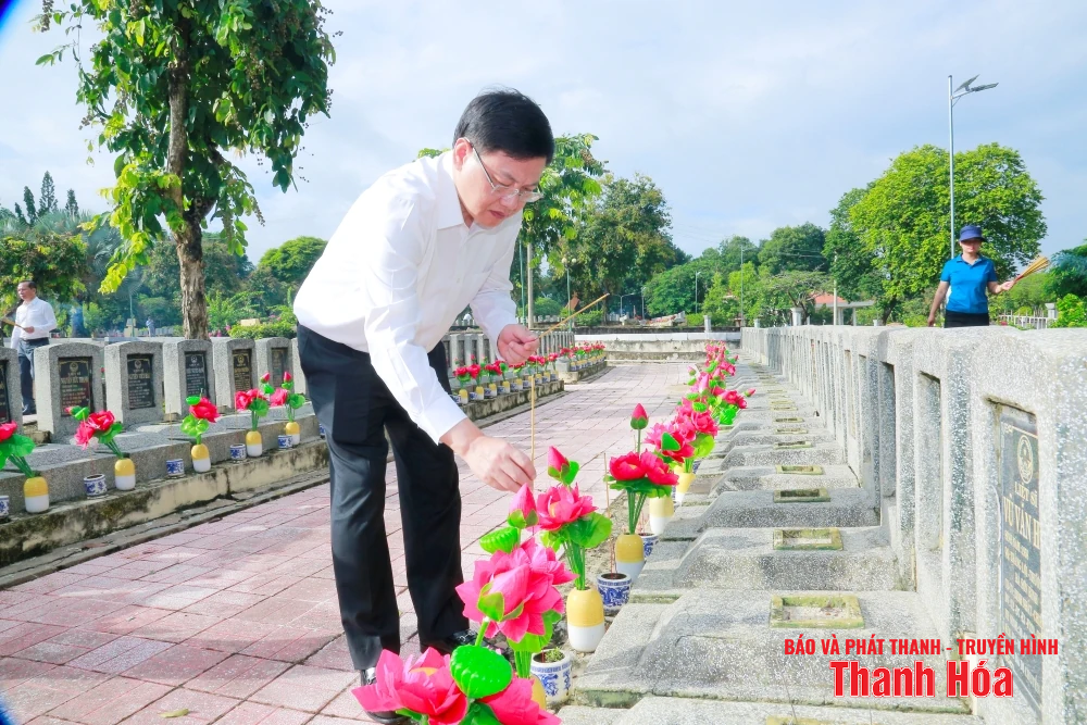 Phó Bí thư m m88, Chủ tịch Ủy ban MTTQ tỉnh Trịnh Tuấn Sinh viếng các nghĩa trang liệt sỹ tỉnh Tây Ninh