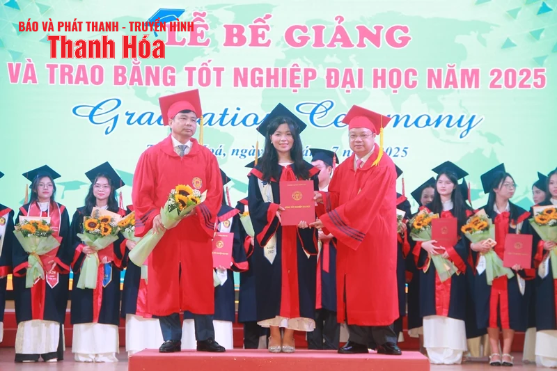 Trường Đại link vào m88 mới nhất Hồng Đức trao bằng tốt nghiệp Đại link vào m88 mới nhất năm 2025