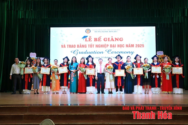 Trường Đại link vào m88 mới nhất Hồng Đức trao bằng tốt nghiệp Đại link vào m88 mới nhất năm 2025