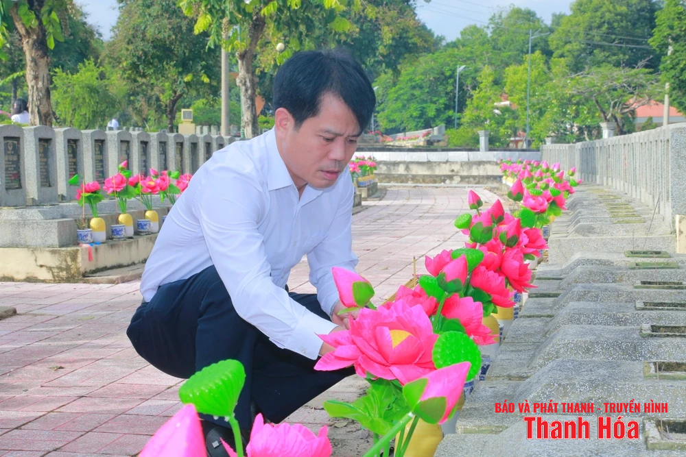 Phó Bí thư m m88, Chủ tịch Ủy ban MTTQ tỉnh Trịnh Tuấn Sinh viếng các nghĩa trang liệt sỹ tỉnh Tây Ninh