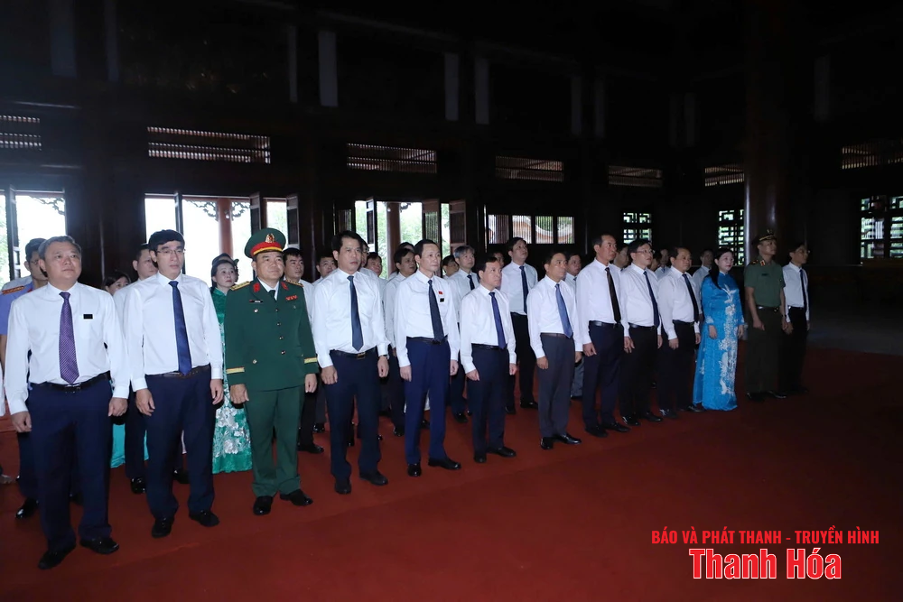 Đoàn đại biểu dang nhap m88 dâng hoa, dâng hương Chủ tịch Hồ Chí Minh, Mẹ Việt Nam Anh hùng và các Anh hùng liệt sỹ nhân Ngày Thương binh - Liệt sỹ