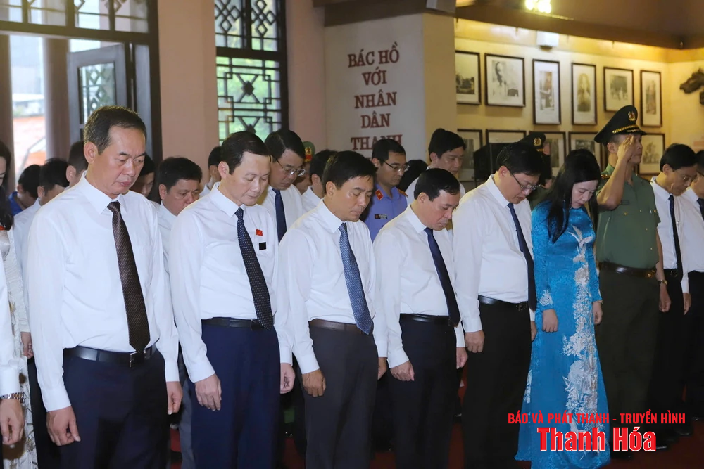 Đoàn đại biểu dang nhap m88 dâng hoa, dâng hương Chủ tịch Hồ Chí Minh, Mẹ Việt Nam Anh hùng và các Anh hùng liệt sỹ nhân Ngày Thương binh - Liệt sỹ