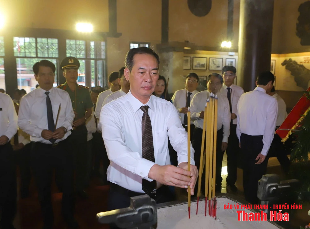 Đoàn đại biểu dang nhap m88 dâng hoa, dâng hương Chủ tịch Hồ Chí Minh, Mẹ Việt Nam Anh hùng và các Anh hùng liệt sỹ nhân Ngày Thương binh - Liệt sỹ