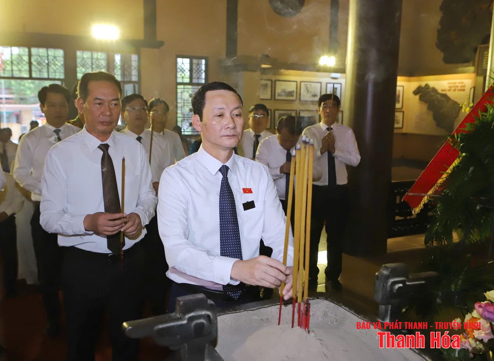 Đoàn đại biểu dang nhap m88 dâng hoa, dâng hương Chủ tịch Hồ Chí Minh, Mẹ Việt Nam Anh hùng và các Anh hùng liệt sỹ nhân Ngày Thương binh - Liệt sỹ