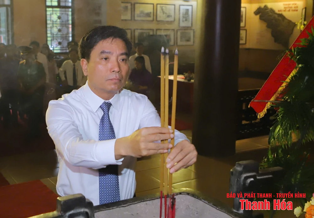 Đoàn đại biểu dang nhap m88 dâng hoa, dâng hương Chủ tịch Hồ Chí Minh, Mẹ Việt Nam Anh hùng và các Anh hùng liệt sỹ nhân Ngày Thương binh - Liệt sỹ