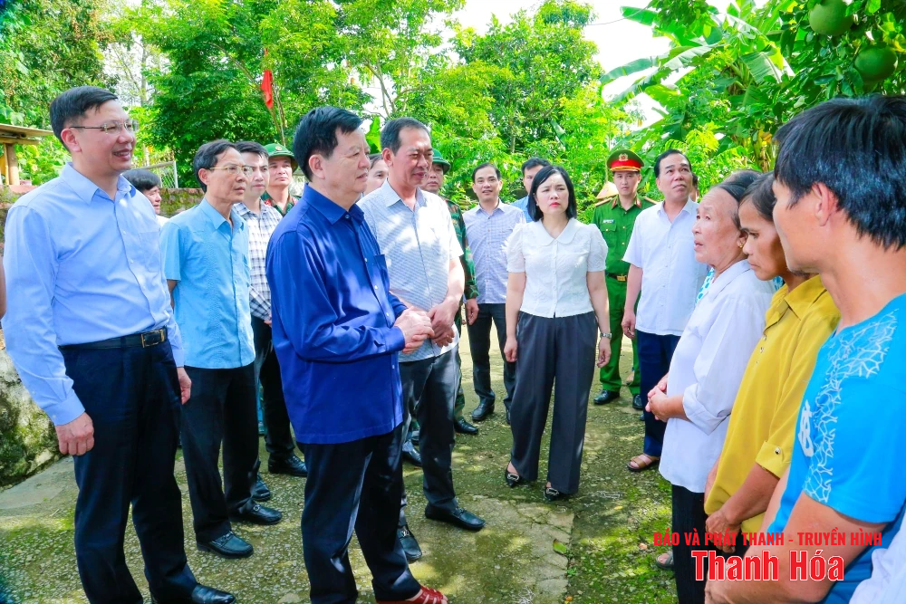 Phó Thủ tướng m m88 phủ Mai Văn m m88 thăm, tặng quà người dân vùng có nguy cơ bị ảnh hưởng bởi thiên tai