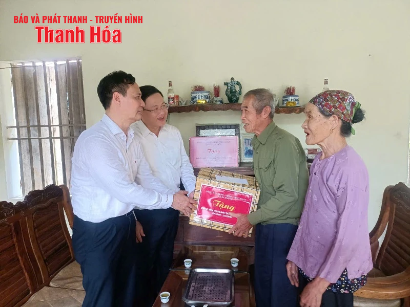 Phó Chủ tịch UBND m88 the thao Mai Xuân Liêm viếng nghĩa trang liệt sỹ và thăm, tặng quà gia đình chính sách