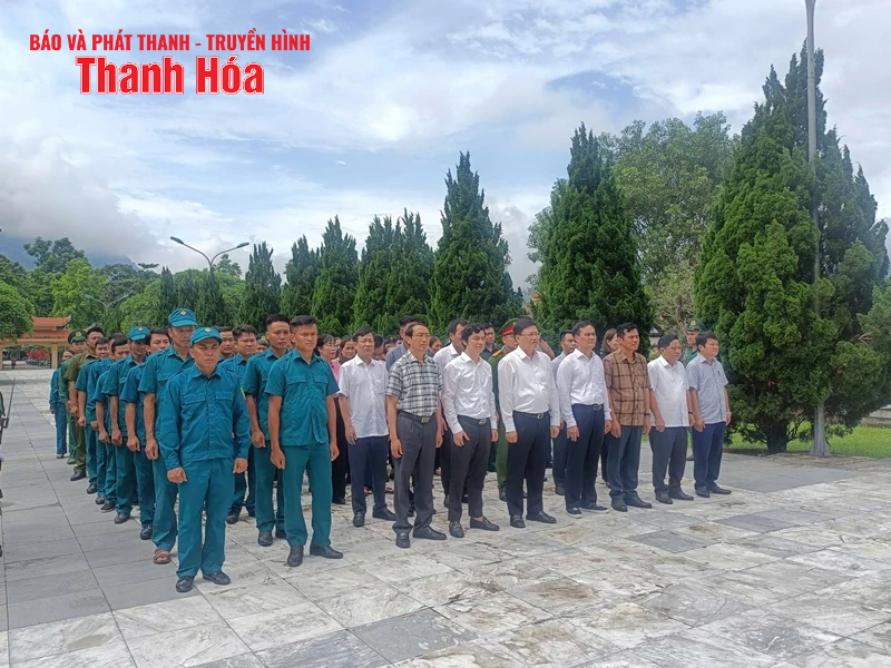 Phó Chủ tịch UBND m88 the thao Mai Xuân Liêm viếng nghĩa trang liệt sỹ và thăm, tặng quà gia đình chính sách