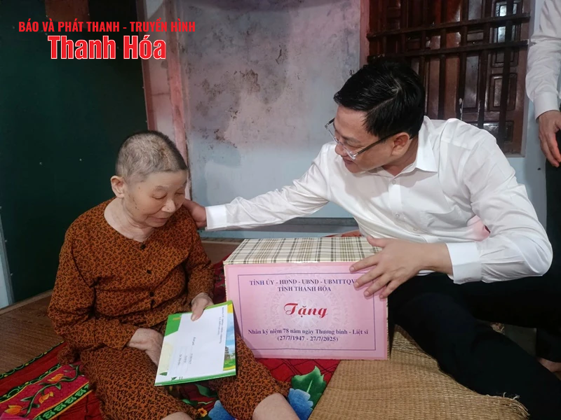 Phó Chủ tịch UBND m88 the thao Mai Xuân Liêm viếng nghĩa trang liệt sỹ và thăm, tặng quà gia đình chính sách