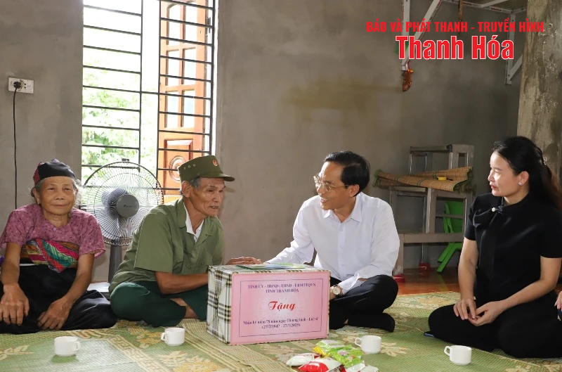 Phó Chủ tịch UBND dang nhap m88 Đầu Thanh Tùng viếng nghĩa trang liệt sỹ và thăm, tặng quà gia đình chính sách