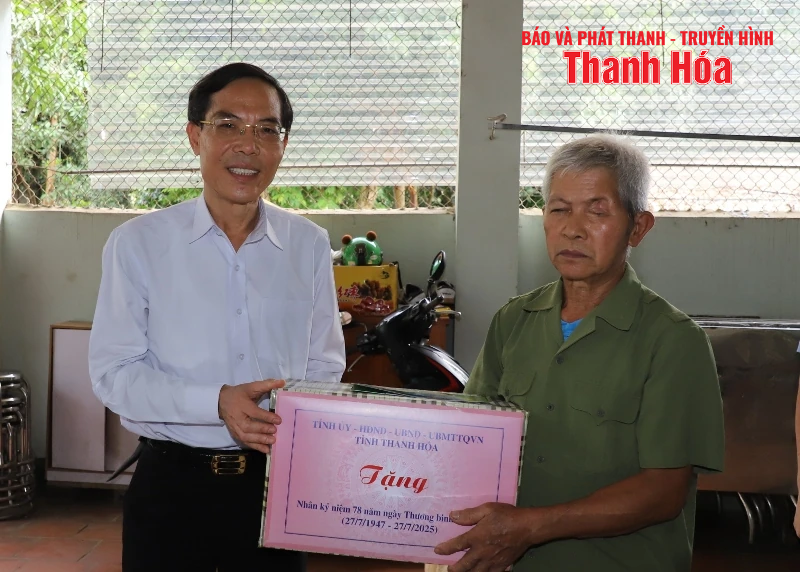 Phó Chủ tịch UBND dang nhap m88 Đầu Thanh Tùng viếng nghĩa trang liệt sỹ và thăm, tặng quà gia đình chính sách
