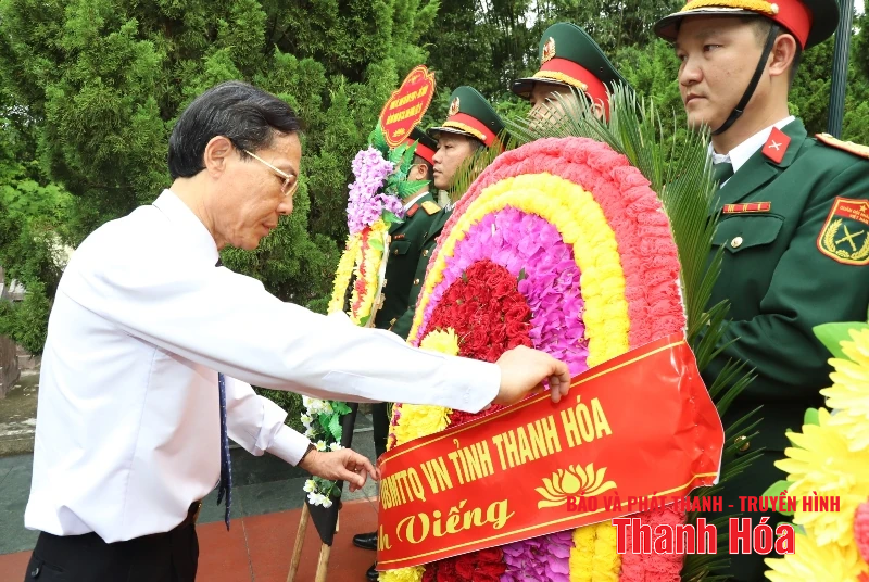 Phó Chủ tịch UBND dang nhap m88 Đầu Thanh Tùng viếng nghĩa trang liệt sỹ và thăm, tặng quà gia đình chính sách