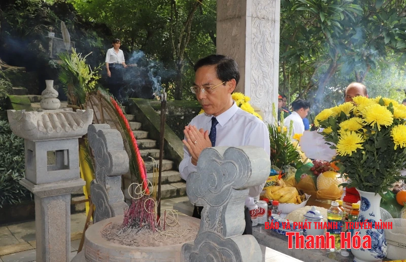 Phó Chủ tịch UBND dang nhap m88 Đầu Thanh Tùng viếng nghĩa trang liệt sỹ và thăm, tặng quà gia đình chính sách