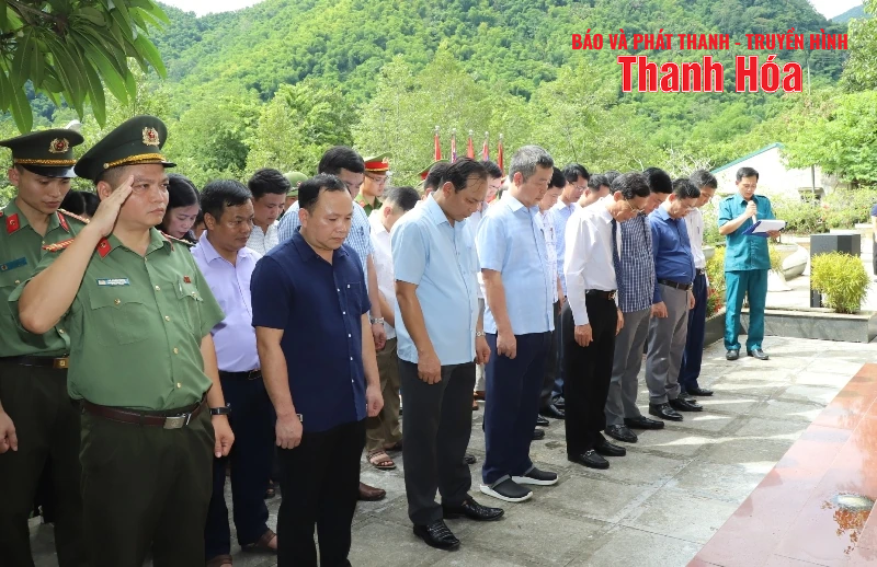 Phó Chủ tịch UBND dang nhap m88 Đầu Thanh Tùng viếng nghĩa trang liệt sỹ và thăm, tặng quà gia đình chính sách