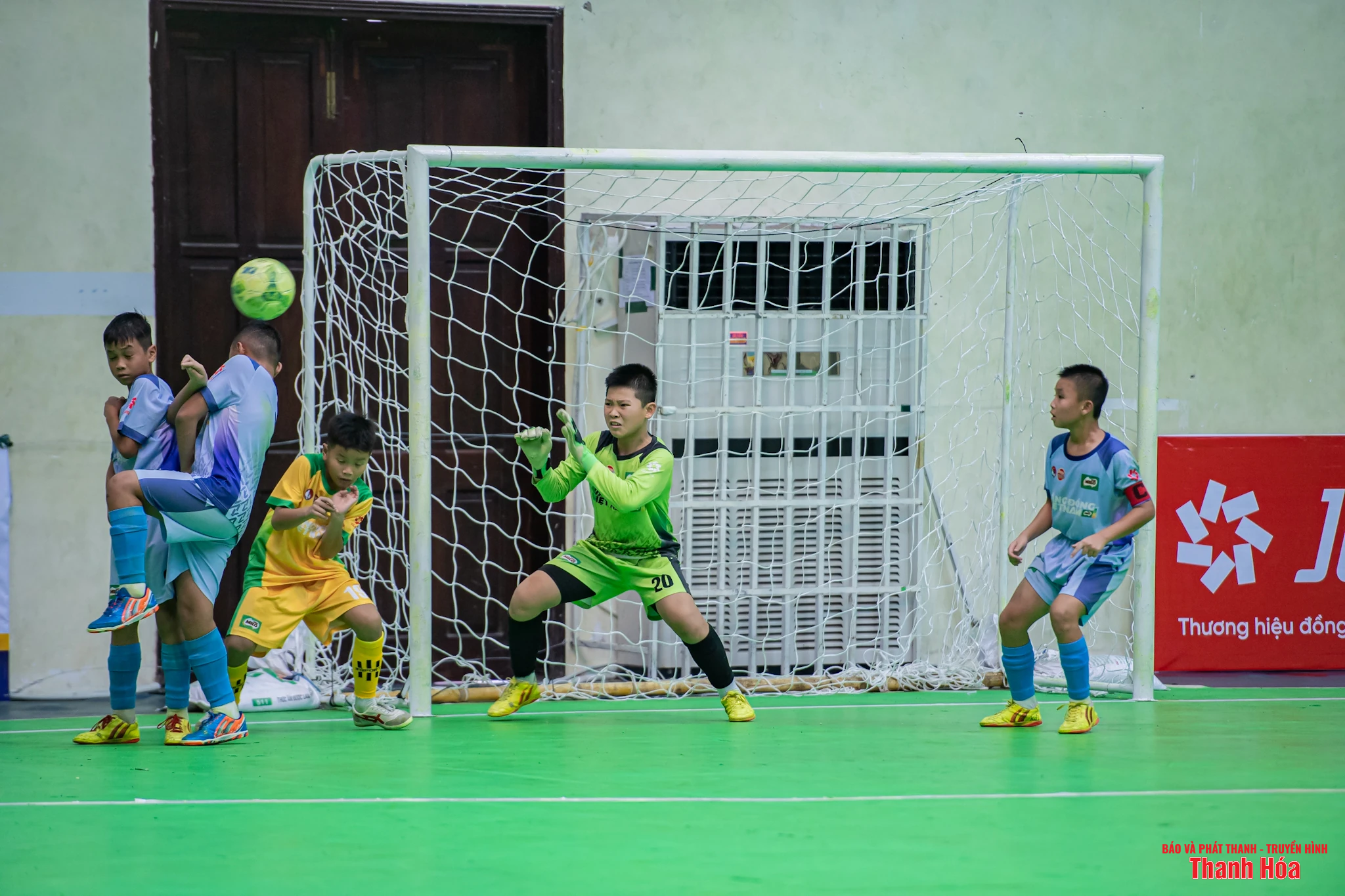 U11 Việt Hùng vao m88 Hóa giành vé vào tứ kết sau chiến thắng thuyết phục trước Hà Tĩnh