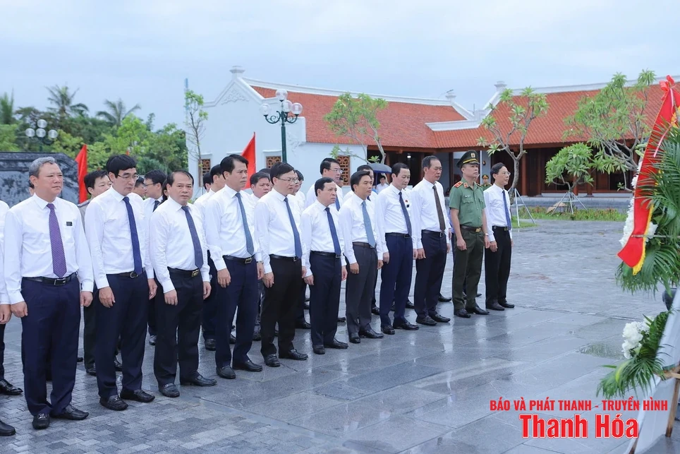 Đoàn đại biểu dang nhap m88 dâng hoa, dâng hương Chủ tịch Hồ Chí Minh, Mẹ Việt Nam Anh hùng và các Anh hùng liệt sỹ nhân Ngày Thương binh - Liệt sỹ